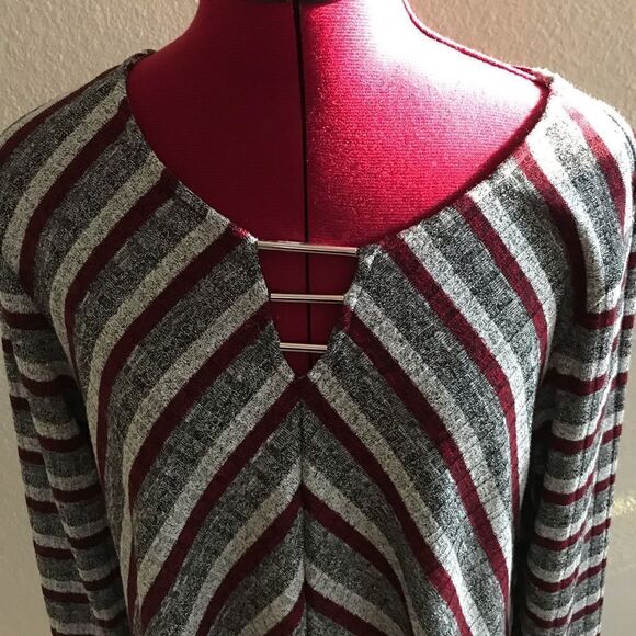 Ruby Rd Top Women Size Medium Red Metallic Striped Shark Bite Hem 3/4 Sleeve NWT - Picture 7 of 11